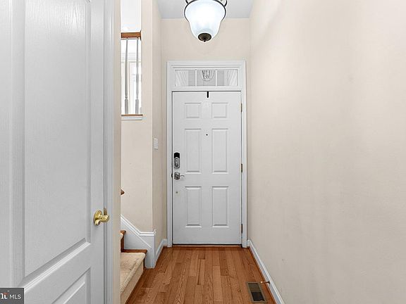 3rd image of 43756 Lees Mill Sq
