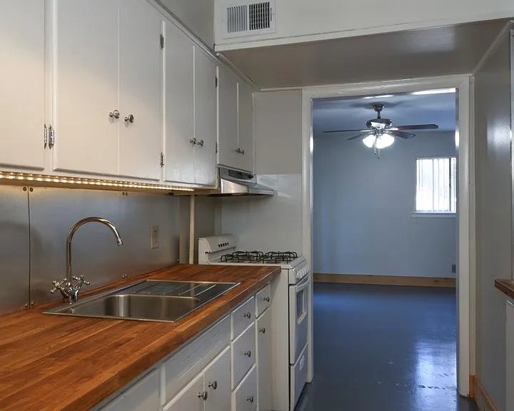 804 N Locust St — Photo 11