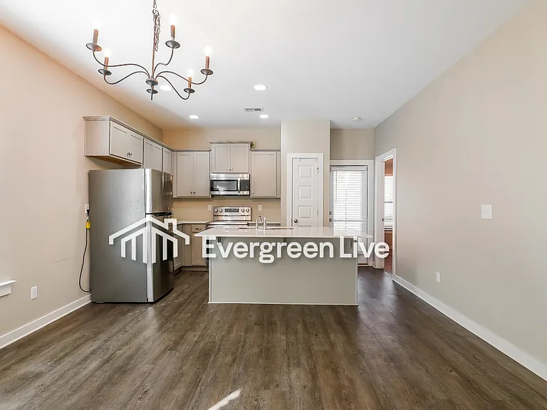 163 Park Dr N — Photo 5