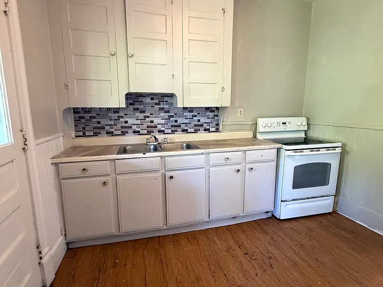 568 Main St #6 — Photo 2