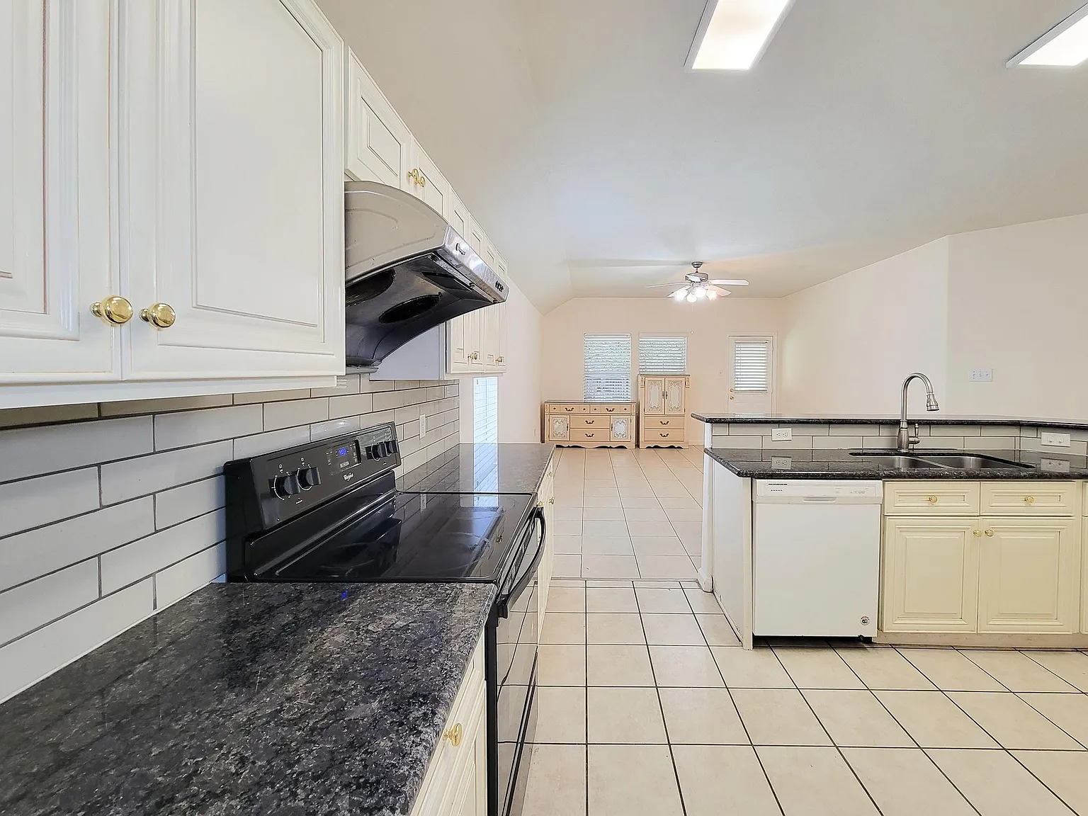 3 bed, 1557 sqft, $2,100 — Photo 3