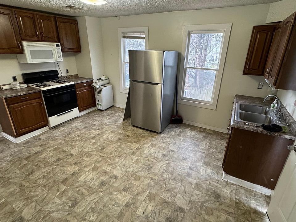 Kitchen w/ room for dining table