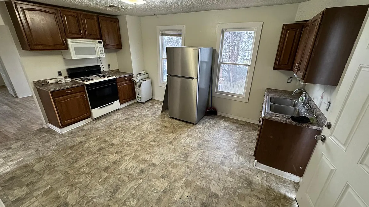 Kitchen w/ room for dining table - 1113 Sigsbee St SE