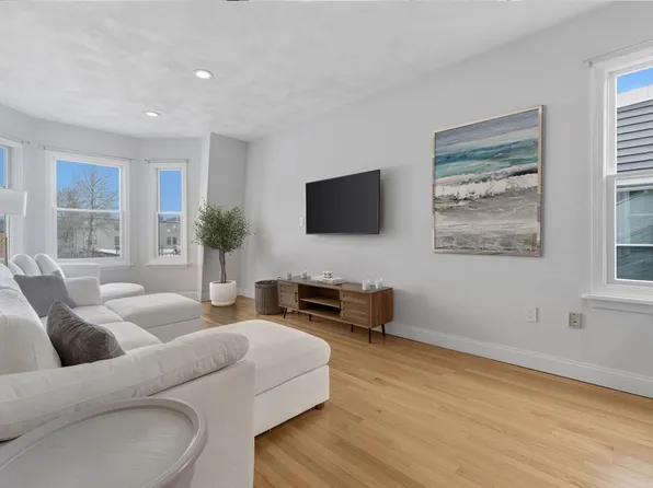 587 E 4th St #3, South Boston, MA 02127