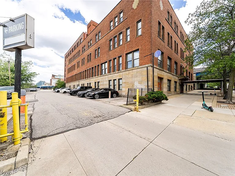 1133 W 9th St #305 — Photo 29