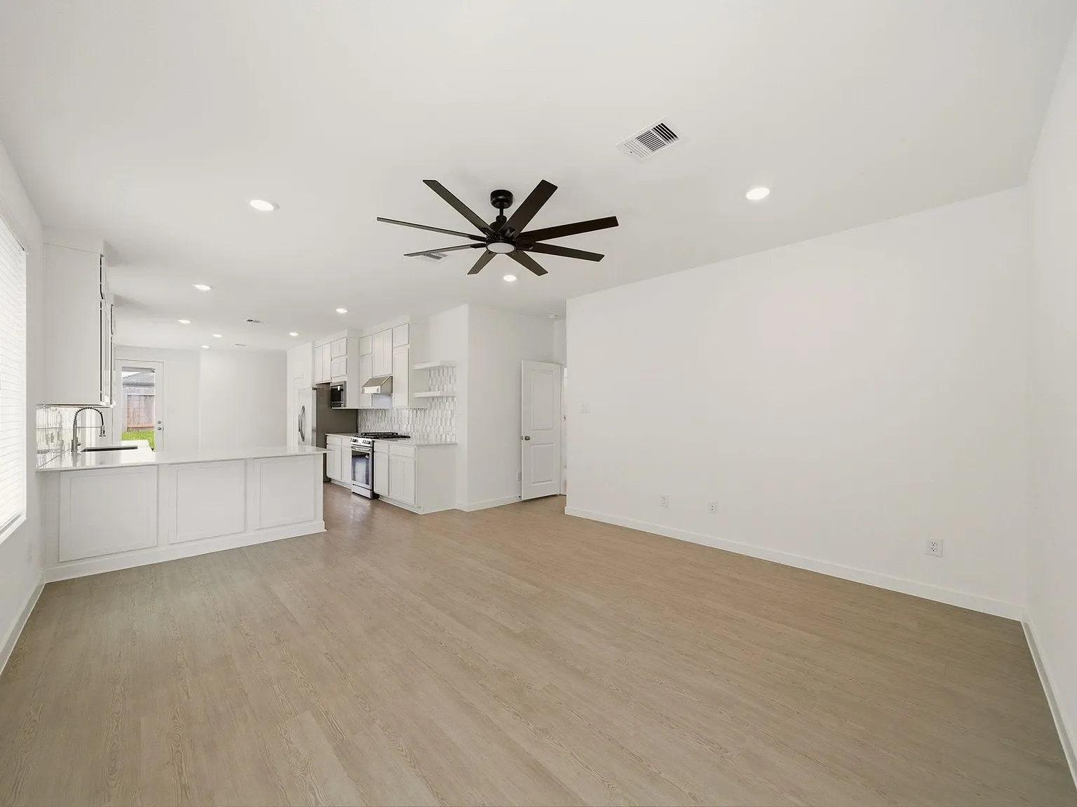 3 bed, 2.5 bath, 1635 sqft, $2,150 — Photo 3