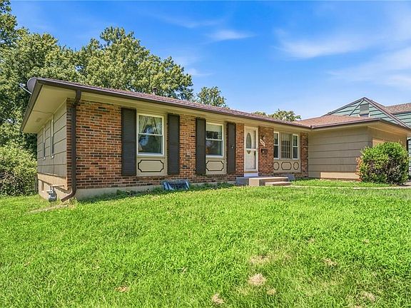 3rd image of 4962 NE Chouteau Dr