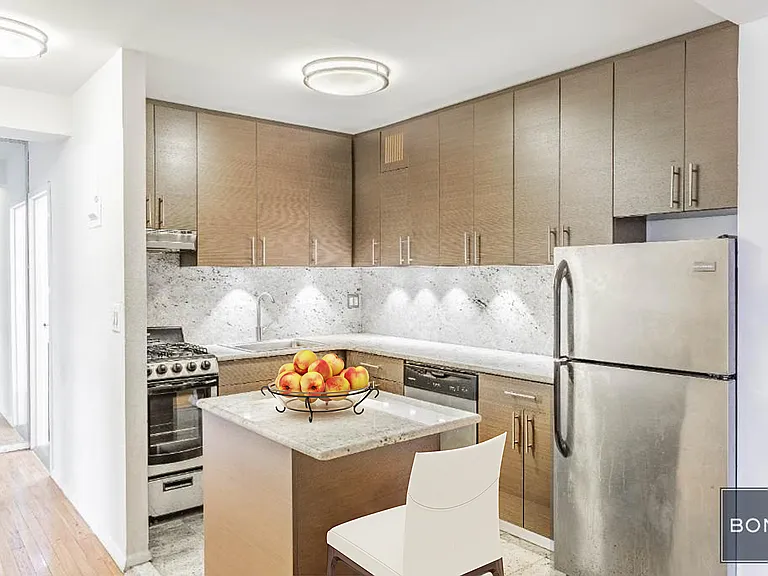 214 E 24th St #PHA — Photo 3