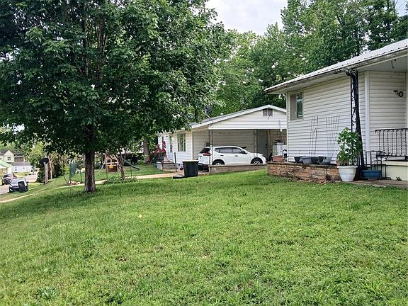 3rd image of 901 Maple St