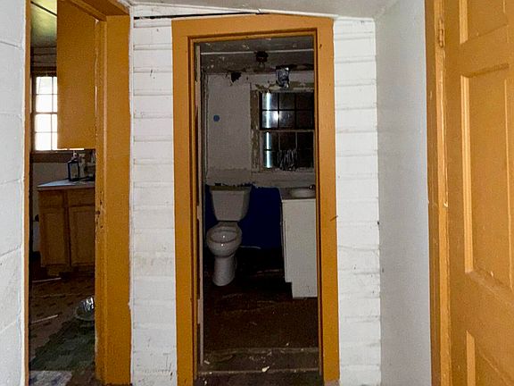 11th image of 834 Peasley St