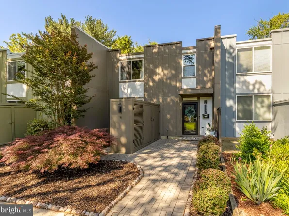 11170 Forest Edge Dr, Reston, VA 20190