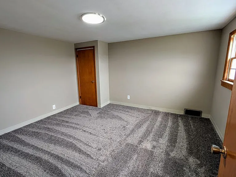 229 W Sycamore St — Photo 9