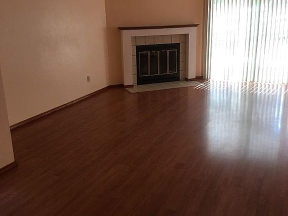 4th image of 20 Hawthorne Dr