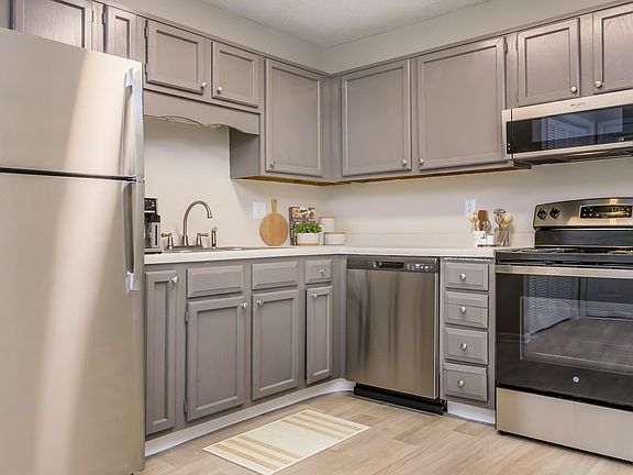 2nd image of 200 Lexington Dr #902A