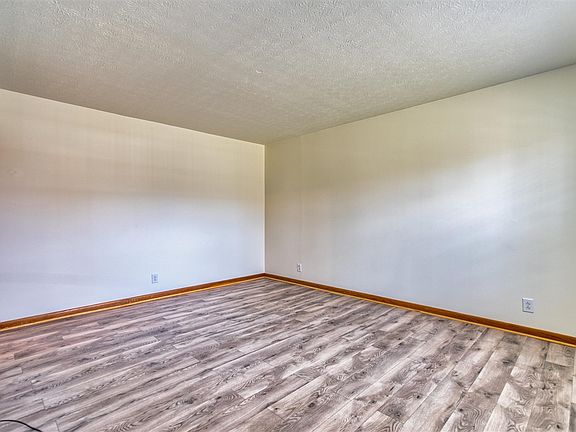 4th image of 917 Meadow Ln