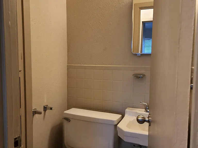 1111 Hollis St — Photo 2