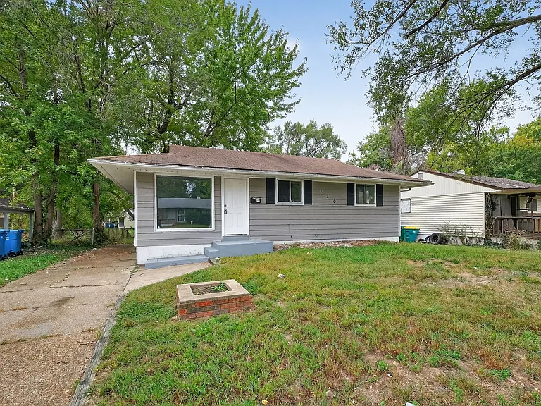 120 McAlpine Dr — Photo 1