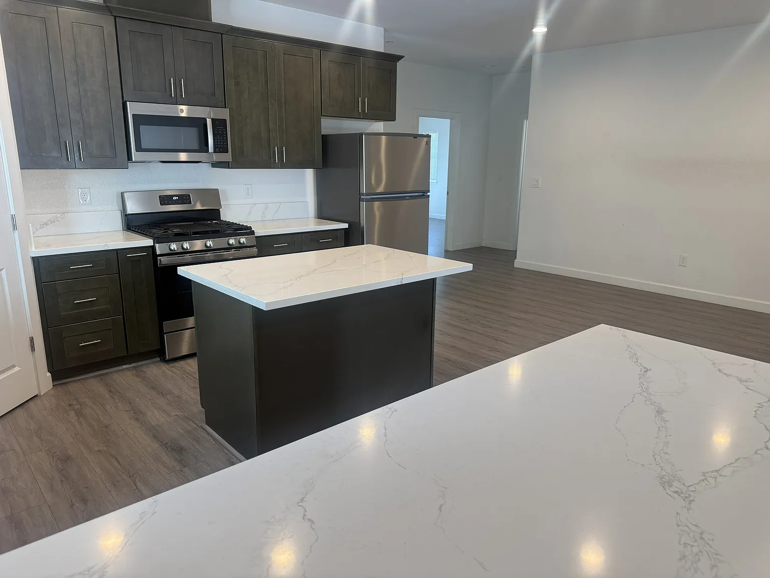3 bed, 1576 sqft, $2,650 — Photo 2