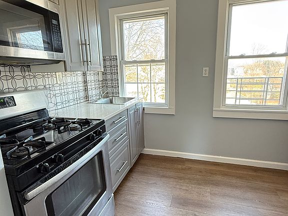 4th image of 136 Fairview Blvd Unit 4