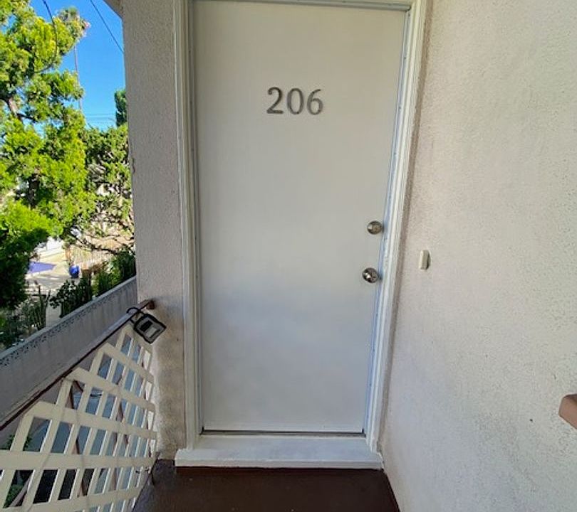 1st image of 13759 Oxnard St #206