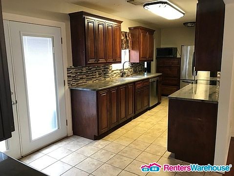 5th image of 713 Jim Bowie Dr