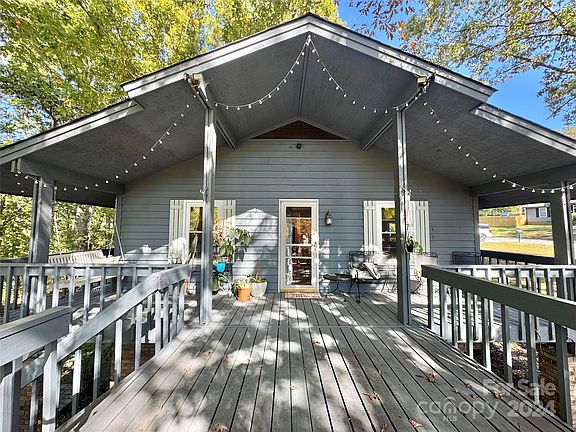 3rd image of 601 Shady Ln