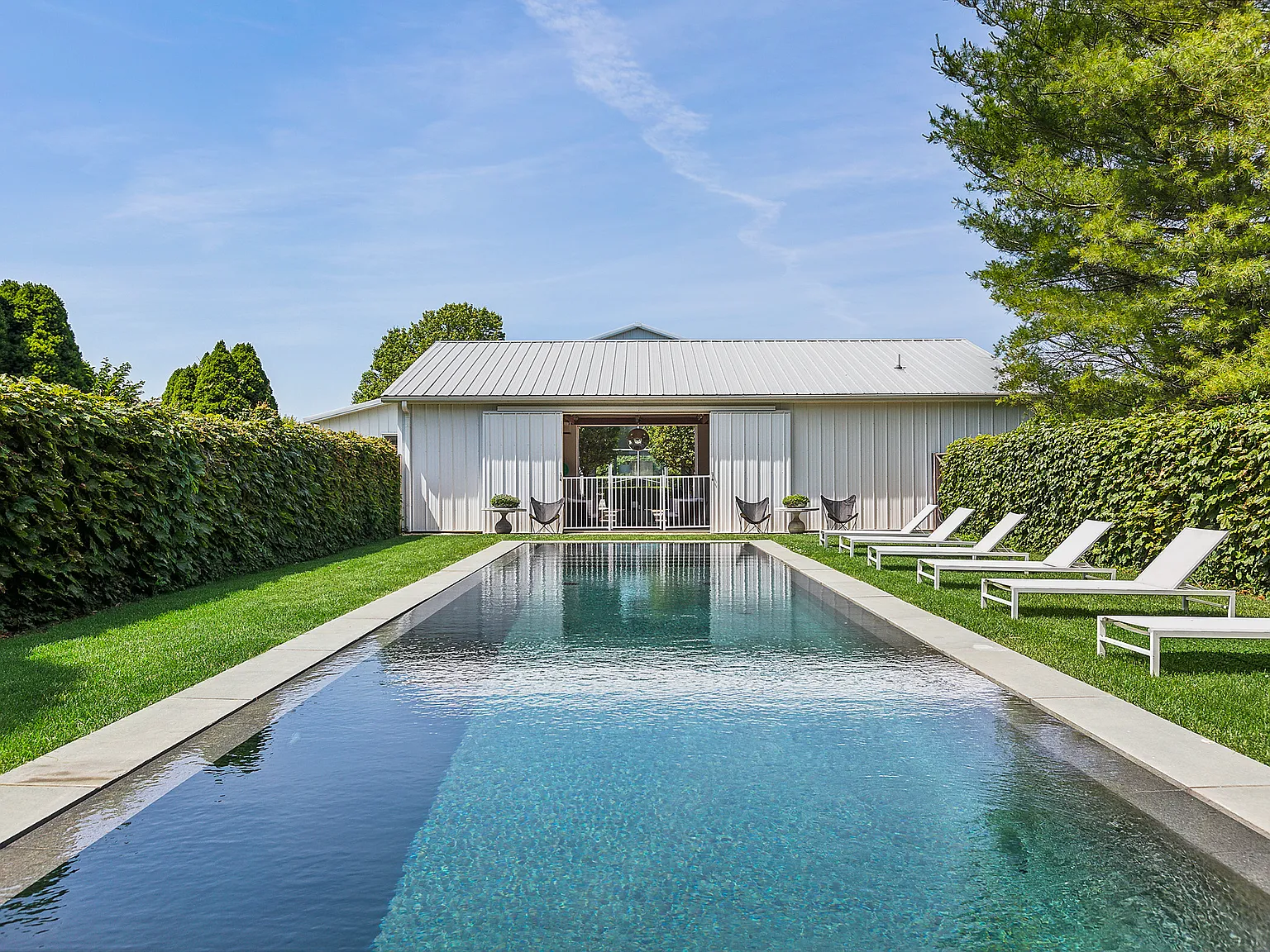 Modern Barn Compound with Bocce, Pool, Courtyard — Photo 4