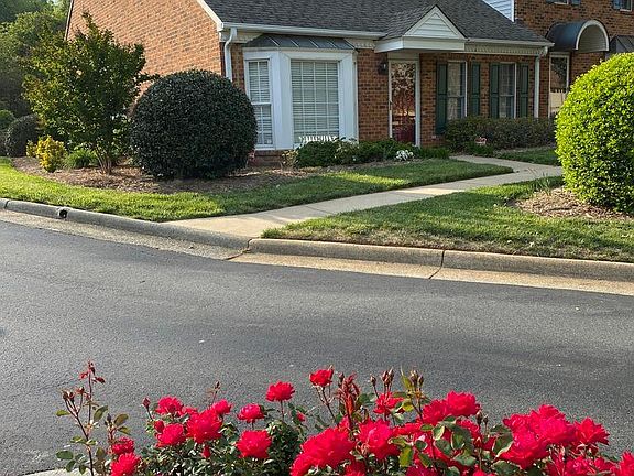 Terrific townhouse development with great neighbors a short stroll from coffee shops and restauraunts....Old Salem and the strollway down to Salem Creek and Gateway Y.