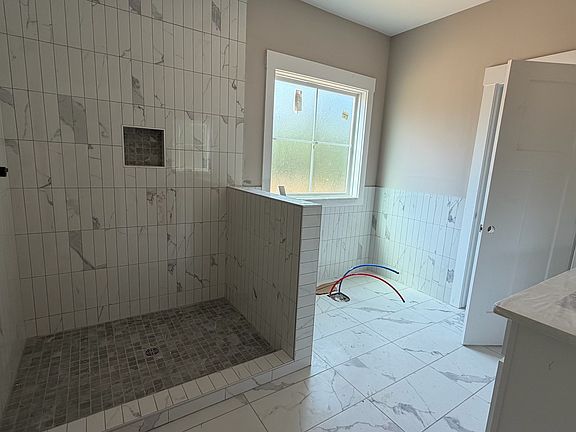5th image of 348 Hereford Blvd