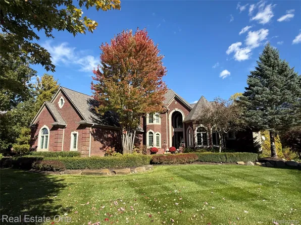 2737 Pebble Beach Dr, Oakland, MI 48363