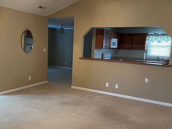 3rd image of 833 Hidden Creek Cir