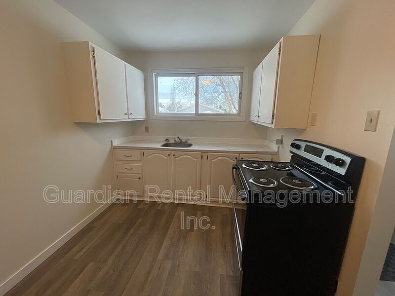 1st image of 137 Huron Cres
