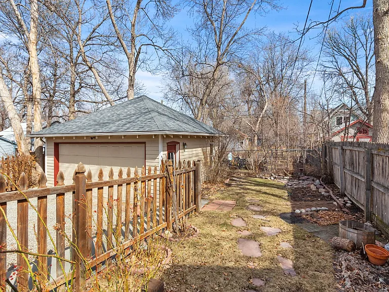 632 Bross St — Photo 33