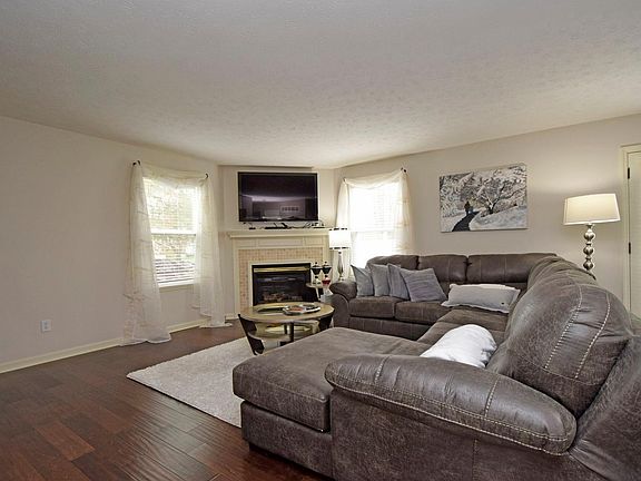 3rd image of 573 Foxglove Ct