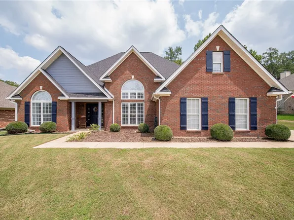 423 Shadow Wood Dr, Smiths Station, AL 36877