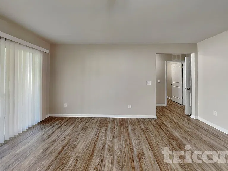 1705 Sawtooth Ct — Photo 2