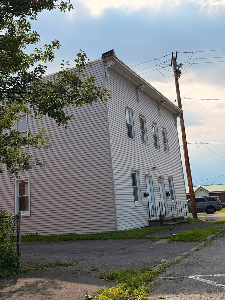 3 bed, 1200 sqft, $1,490 — Photo 1