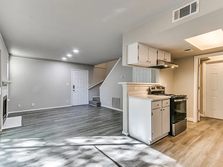 1113 W Fulton St — Photo 14