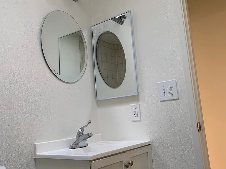 Hollywood Villa Apts. — Photo 6