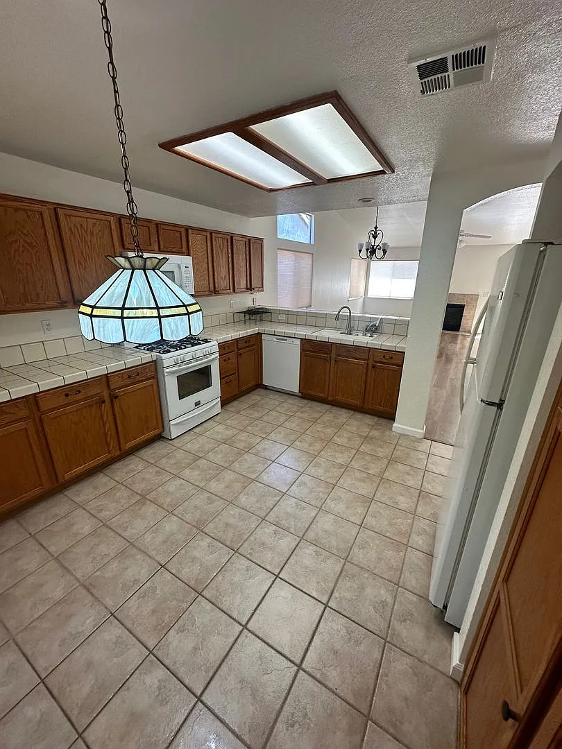 Remodeled 1 story home like new inside — Photo 2