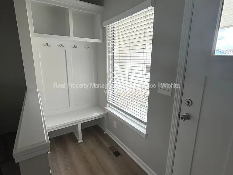 902 E Bellows St — Photo 9