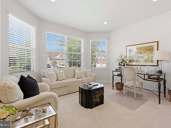 4th image of 6 Leonardo Ln