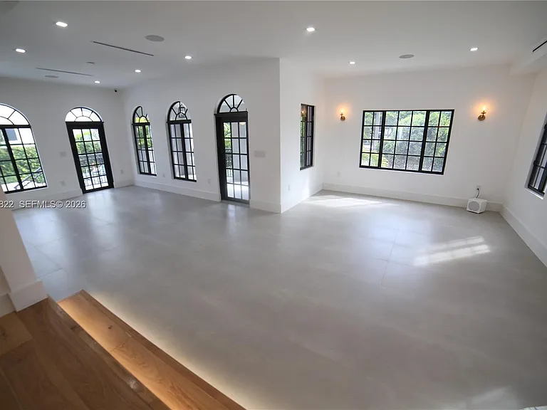 1345 Hollywood Blvd — Photo 22