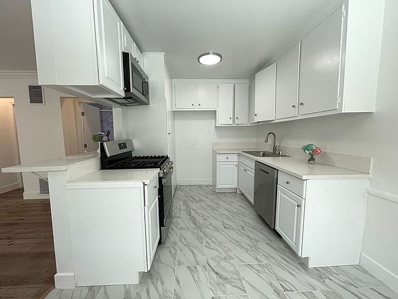 4th image of 15114 Dickens St #15303