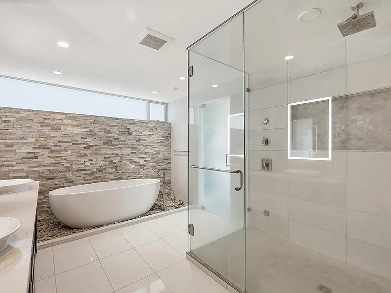 15240 Victoria Ave — Photo 13