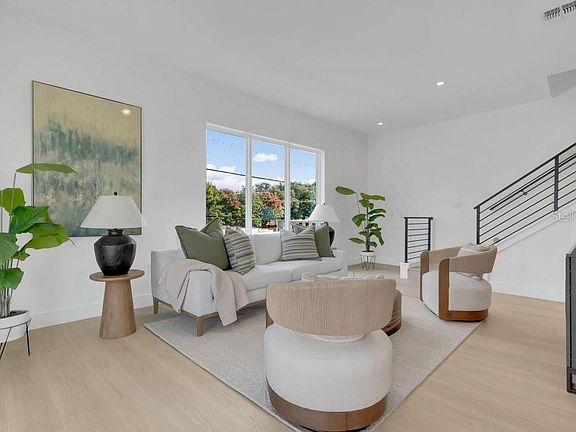 4th image of 1010 E Robinson