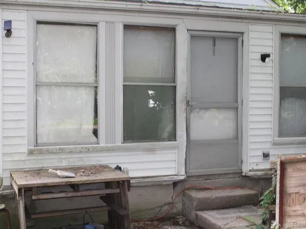 8271 Hudson St, Romulus, MI 48174