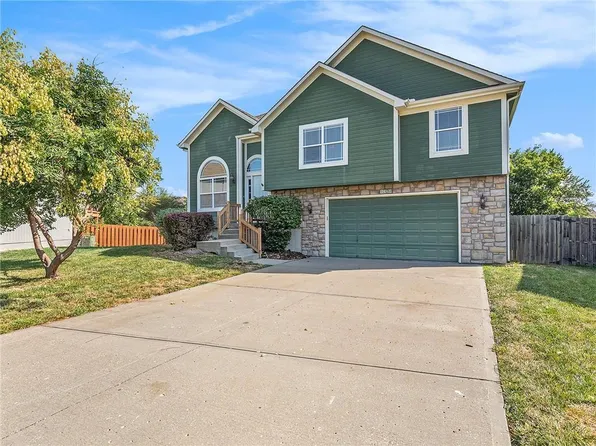 1229 SW Nagona Ln, Lees Summit, MO 64082