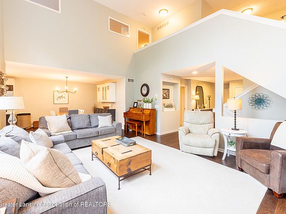 3rd image of 1124 W Maide Marians Ct