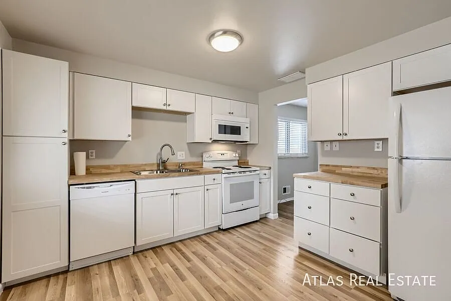 Save $2395 on rent! Private yard! Updated 3-Bedroom Home in Aurora! — Photo 4